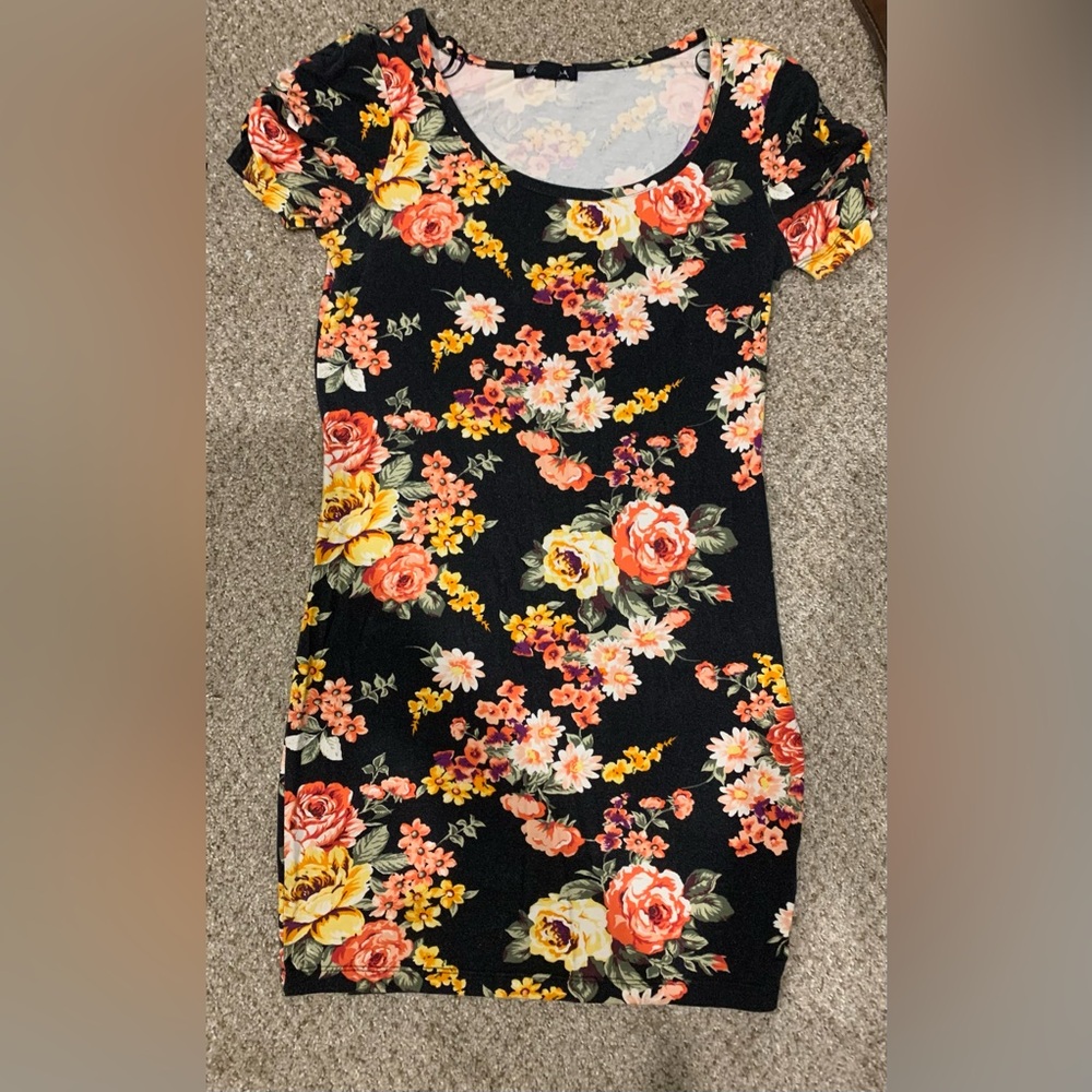 Floral dress. Brand forever 21. Size medium. Stretchy.